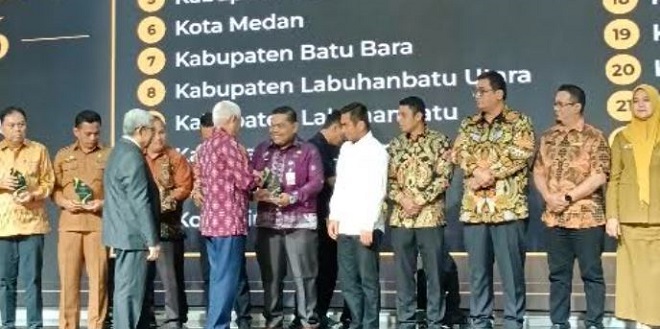 Bupati Batubara menerima penghargaan keterbukaan informasi publik