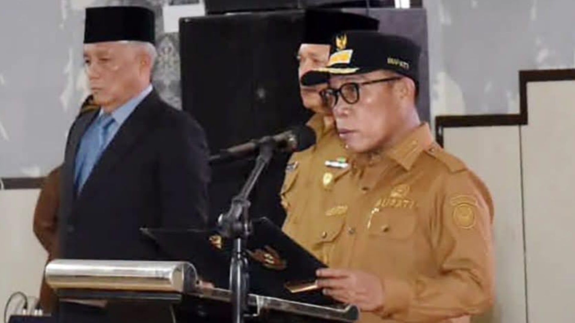 Bupati Tapteng memberikan arahan saat pelantikan pejabat di Pandan