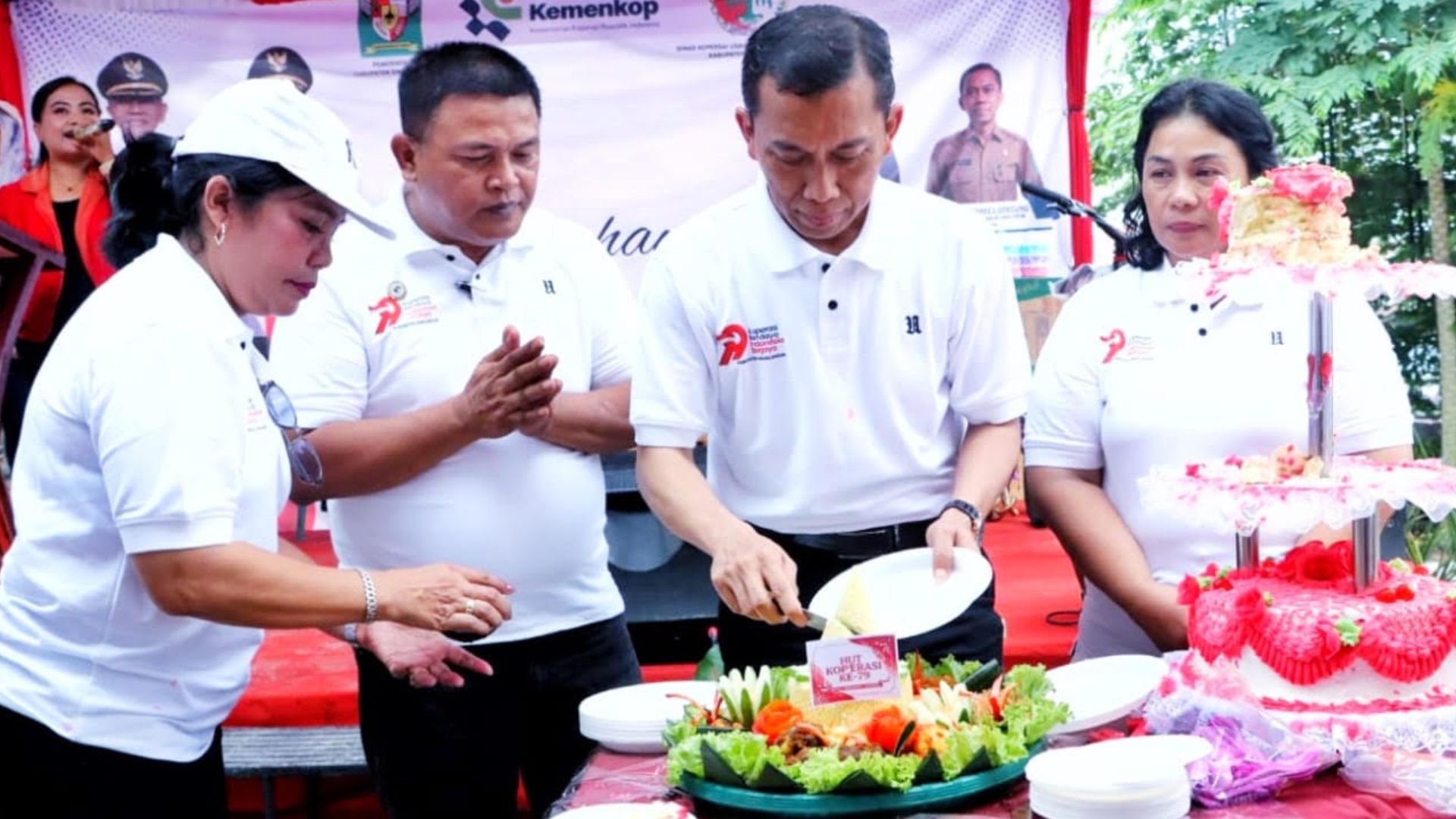 Kadis Koperasi dan UKM Simalungun memotong tumpeng pada peringatan HUT Koperasi ke‑79