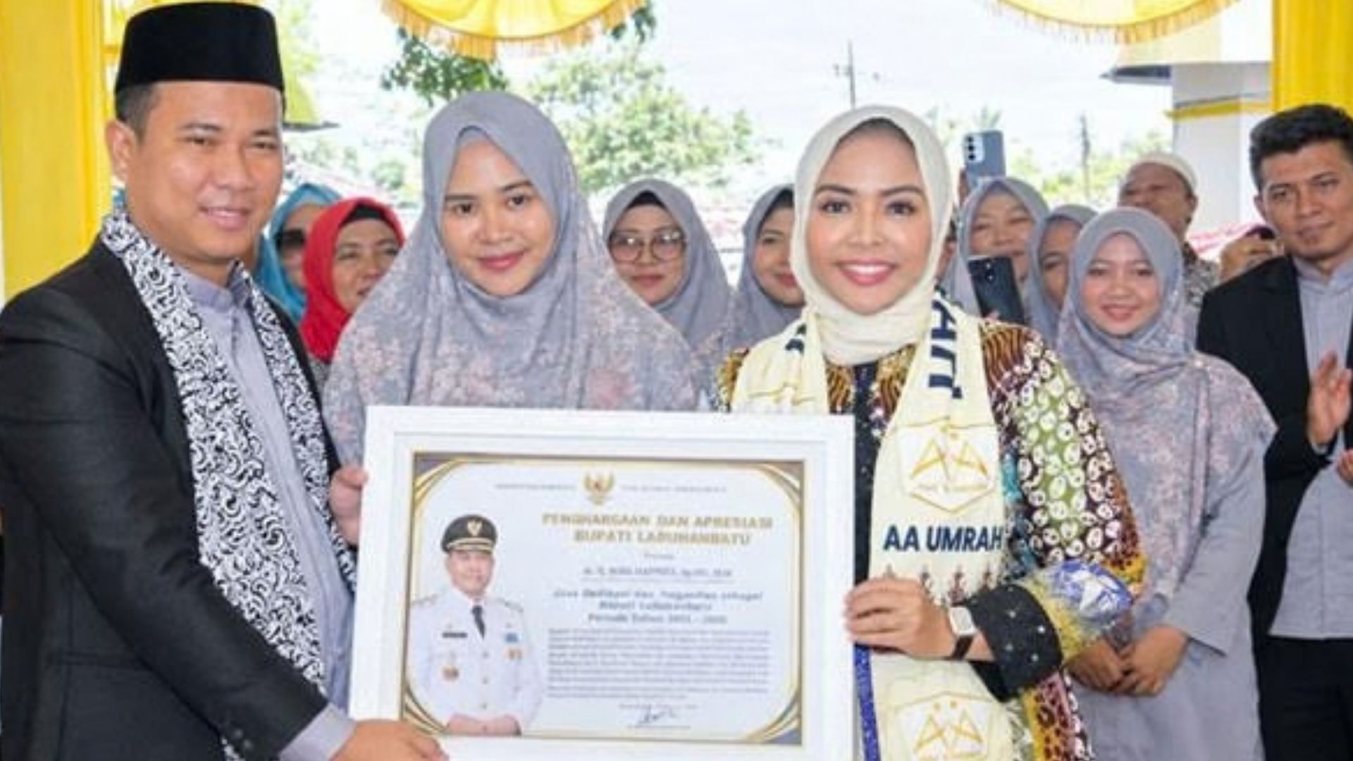 Bupati Labuhanbatu menerima tiket VIP umrah saat pelepasan jamaah di Rantauprapat