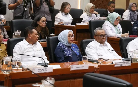 Menteri PPPA Arifah Fauzi menyerahkan keterangan pers tentang RUU Ketenagakerjaan