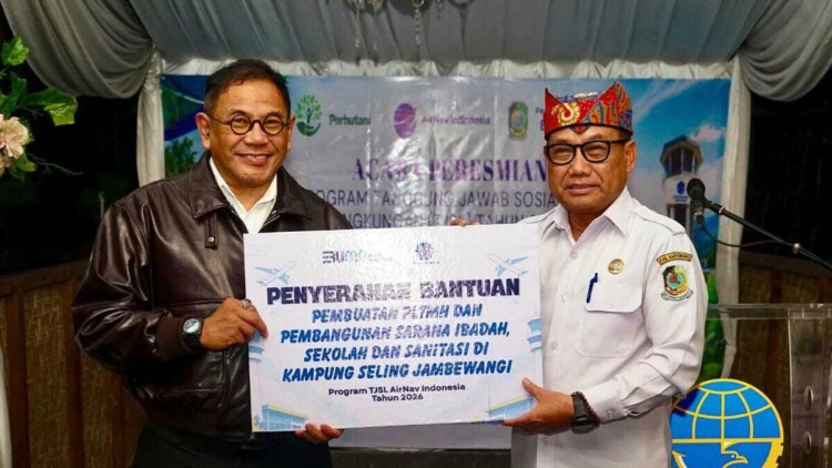 Penyerahan bantuan AirNav untuk Kampung Seling di Desa Jambewangi, Banyuwangi