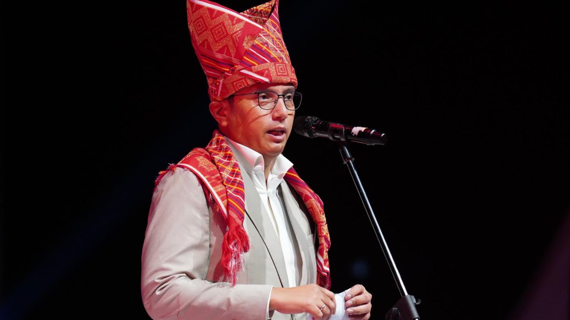 Wali Kota Medan Rico Waas menari landek dan berpidato saat puncak Merdang Merdem 2026 di Lapangan Benteng