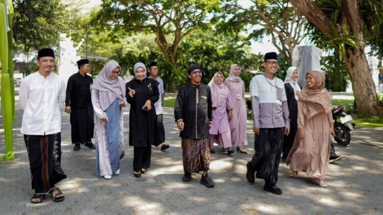 ASN Banyuwangi mengenakan pakaian ala santri saat peringatan Hari Santri