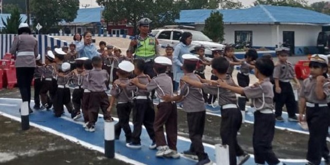 Anak-anak TK belajar rambu lalu lintas bersama petugas Sat Lantas Pematangsiantar