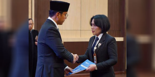 Wali Kota Medan Rico Waas melantik Erisda Hutasoit sebagai Sekretaris DPRD