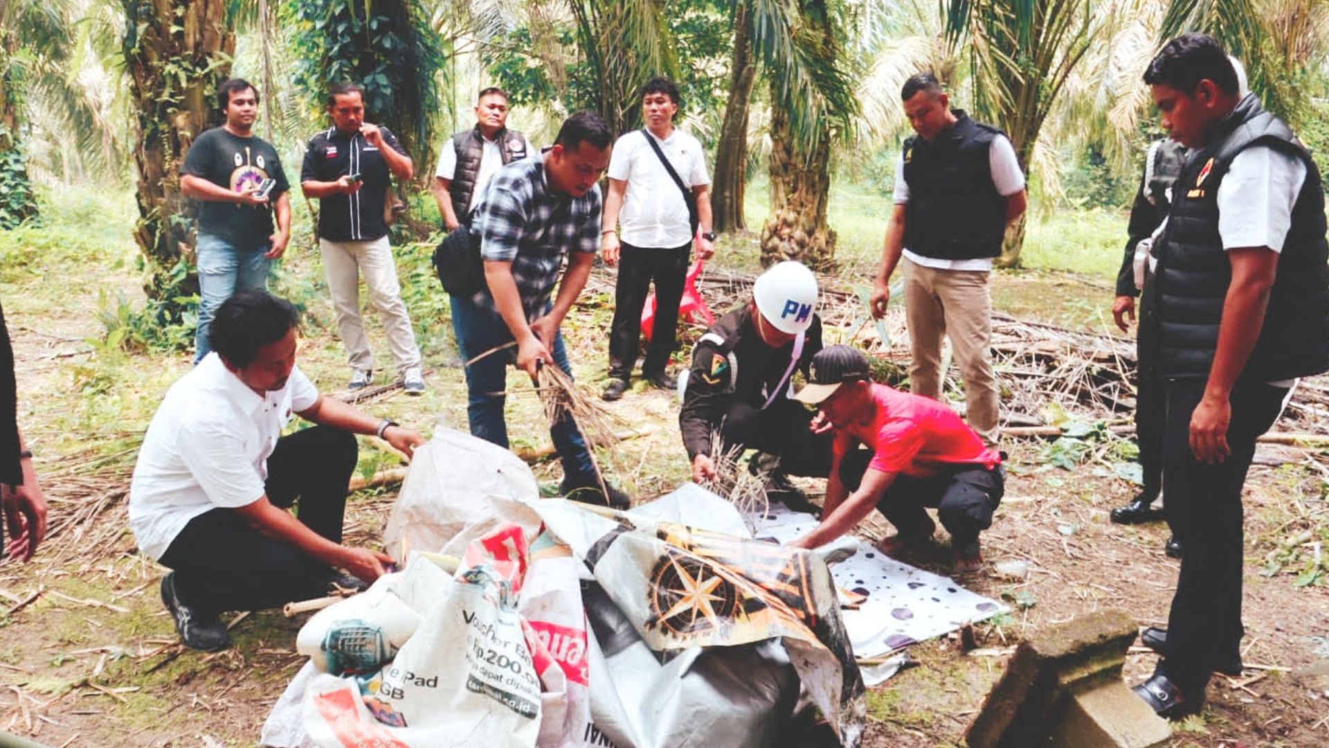 Petugas membongkar gubuk diduga sarang narkoba di Wampu, Langkat