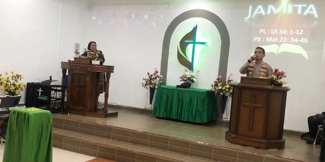 Kapolsek dan personel Polsek Na IX-X saat kegiatan Minggu Kasih di GMI Simpang Marbau