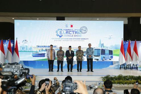 Pameran PEVS 2026 di JIExpo Kemayoran menampilkan mobil dan motor listrik