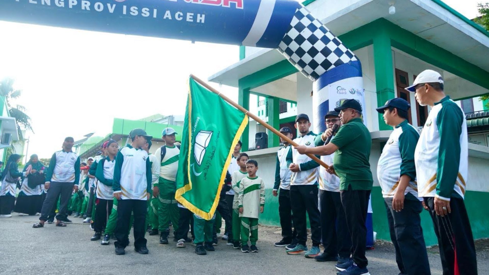 Peserta jalan santai Milad ke-17 Ma'had Daarut Tahfizh di Aceh Besar bersama guru dan keluarga