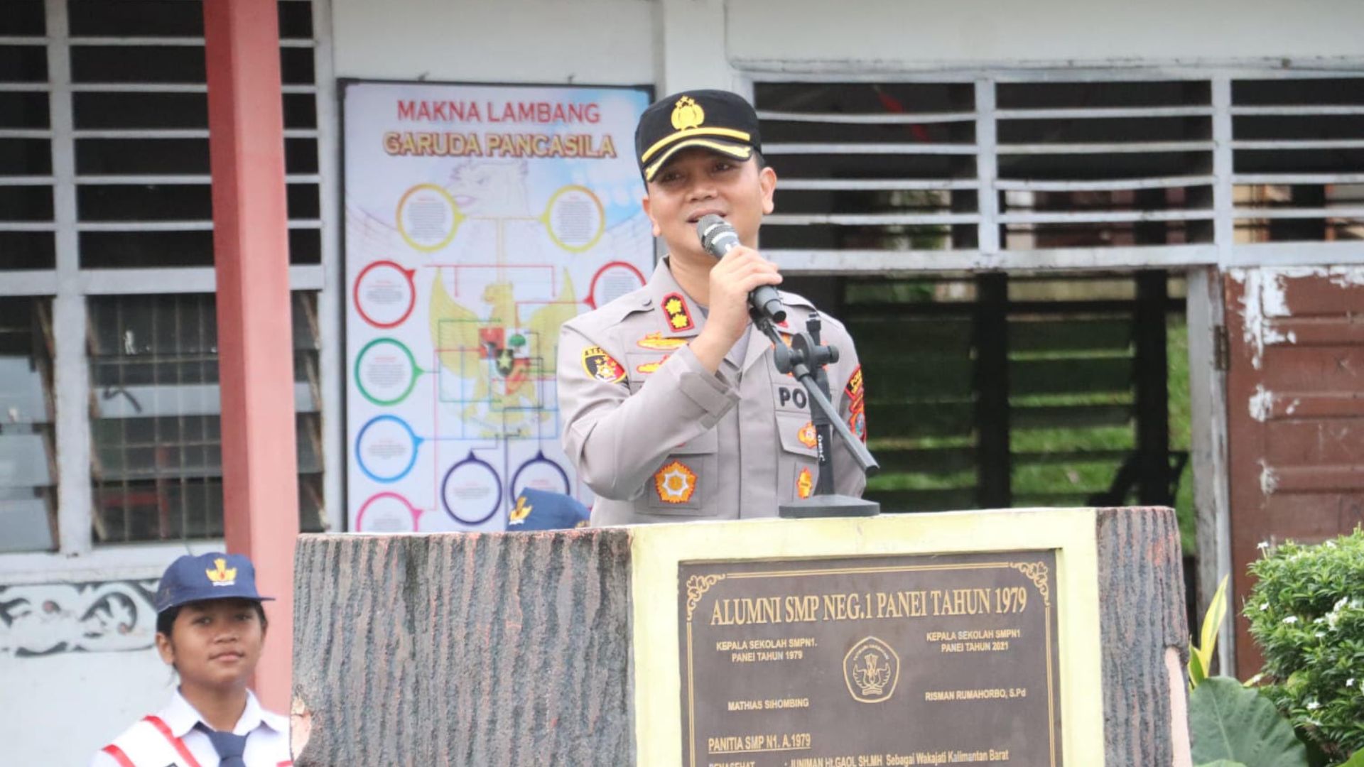 Kapolres Simalungun memberi arahan pada siswa SMP Negeri 1 Panei saat kegiatan Polidik, 26 Oktober