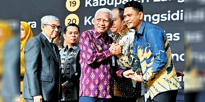 Wakil Gubernur Sumut menyerahkan penghargaan KI Sumut kepada perwakilan Pemkab Simalungun