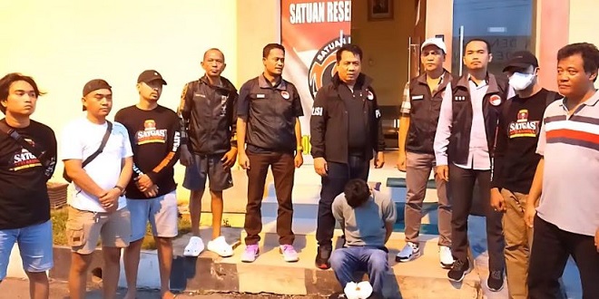 Ilustrasi polisi menyita barang bukti narkotika di lokasi penangkapan