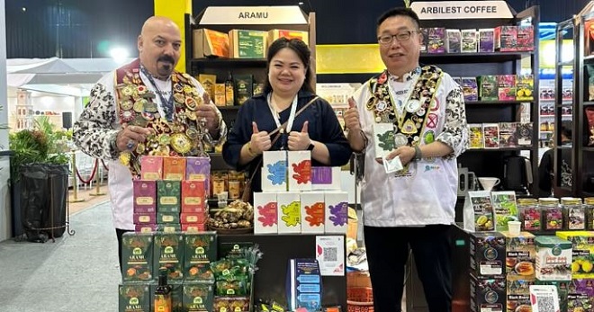 Stand KAI menampilkan produk ARAMU dan sampel bahan botanikal di pameran TEI ISEF