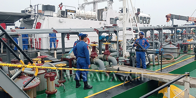 Kapal tangker MT Global 168 berwarna biru-putih yang diamankan di perairan Selat Malaka