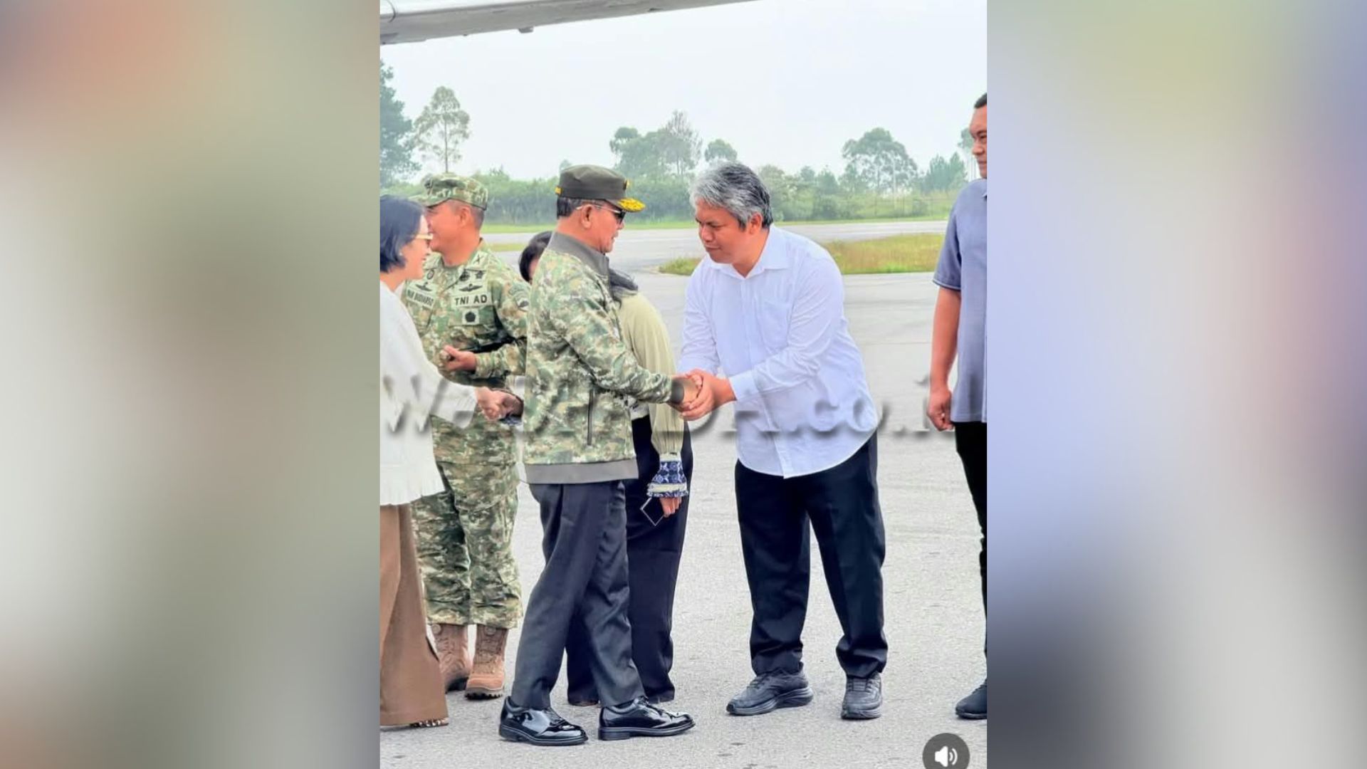Wamenhan Richard Tampubolon disambut Wakil Bupati Tapanuli Utara di Bandara Silangit