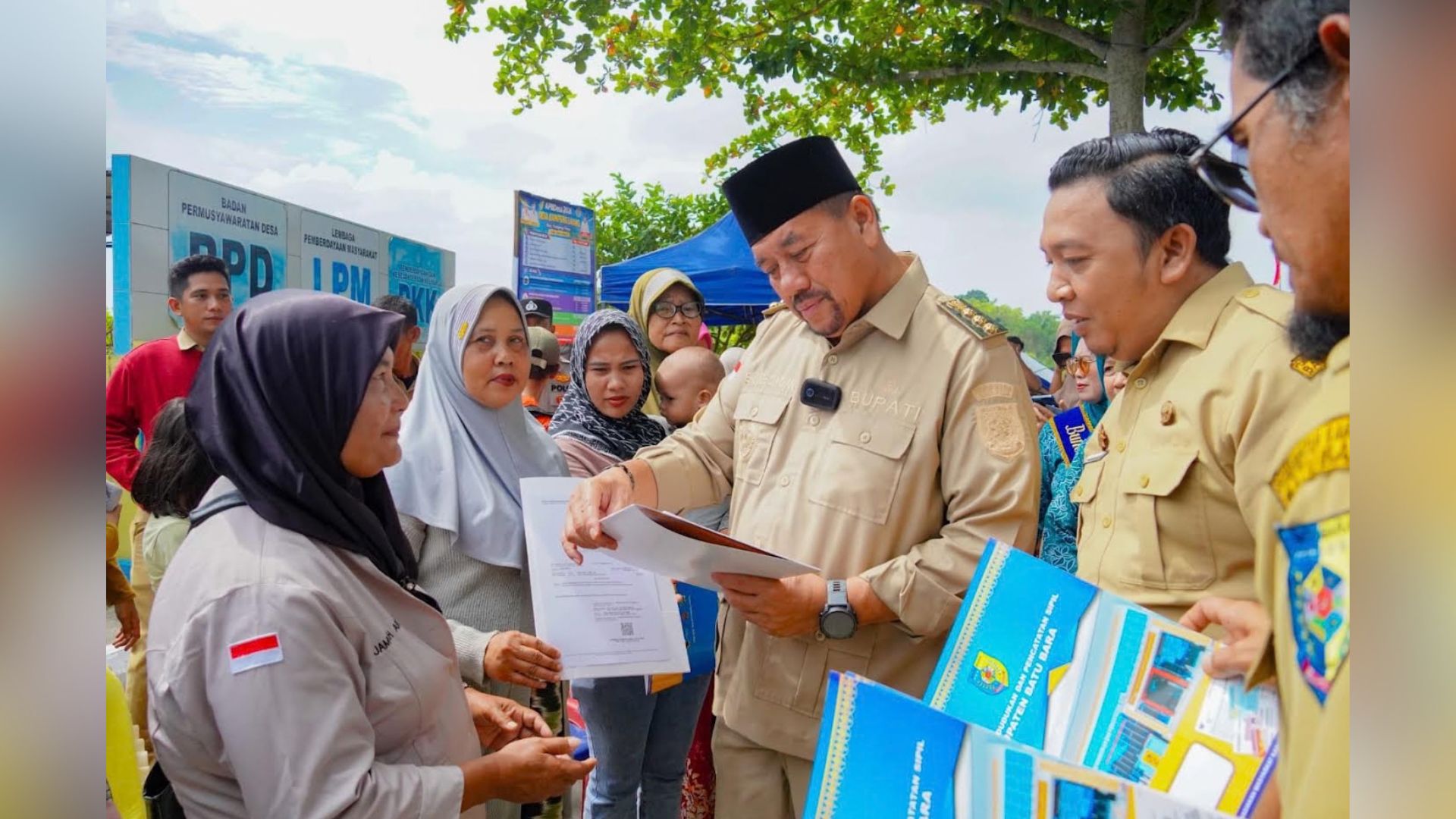 Bupati Batubara memberikan layanan publik di Kantor Desa Kampung Lalang