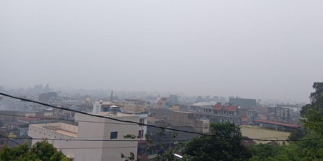 Langit berkabut di Tarutung akibat kabut asap karhutla, warga memakai masker