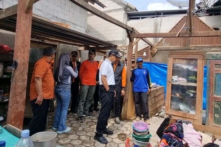 Pohon tumbang dan atap rumah rusak setelah hujan disertai angin kencang di Kwadungan, Ngawi