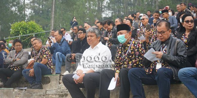 Pemandangan Salib Kasih di puncak Perbukitan Siatas Barita, Tarutung
