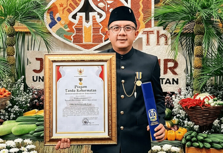Deni Wicaksono menerima Lencana Emas Jer Basuki dari Pemerintah Provinsi Jawa Timur