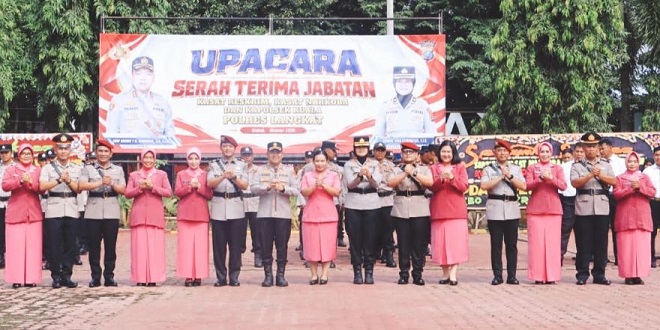 Kapolres Langkat memimpin upacara sertijab di Lapangan Jananuraga Polres Langkat