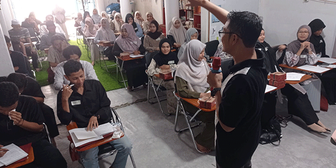 Ahmad Arif menyerahkan sertifikat kepada Dr. Herman R seusai lokakarya di basecamp RUMAN Aceh