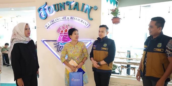 Kepala Bapenda Medan meninjau pendaftaran aplikasi QRESTO di gerai Fountain Lippo Plaza Medan