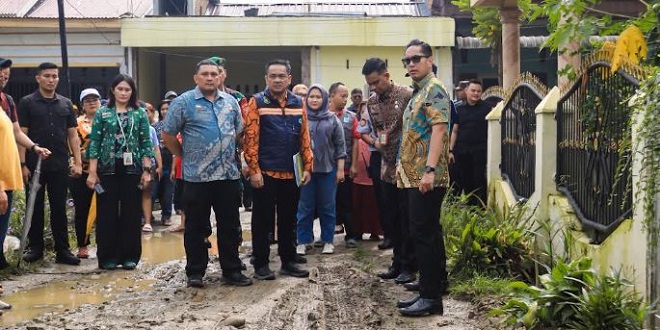 Pemasangan pipa PDAM di Perumahan Griya Kencana sebagai bagian proyek pipanisasi
