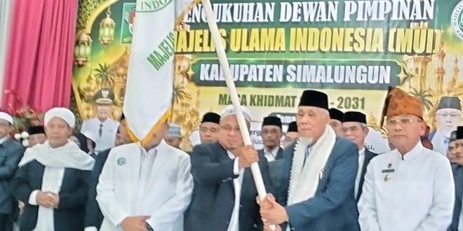 Ketua DP MUI Simalungun menandatangani berita acara pengukuhan disaksikan Ketua DP MUI Provinsi dan Bupati Simalungun