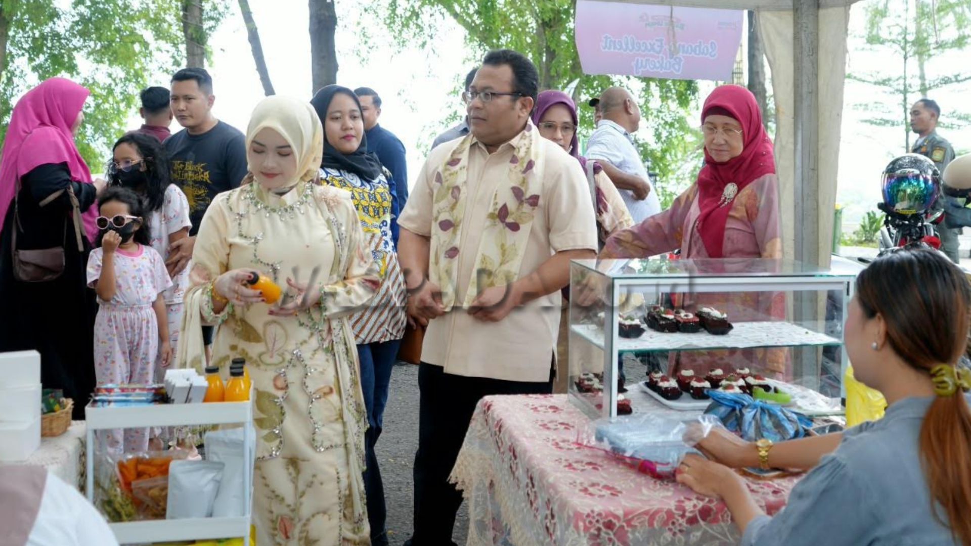 Wali Kota Sabang membuka Fashion Show Ecoprint dan berbelanja di bazar UMKM