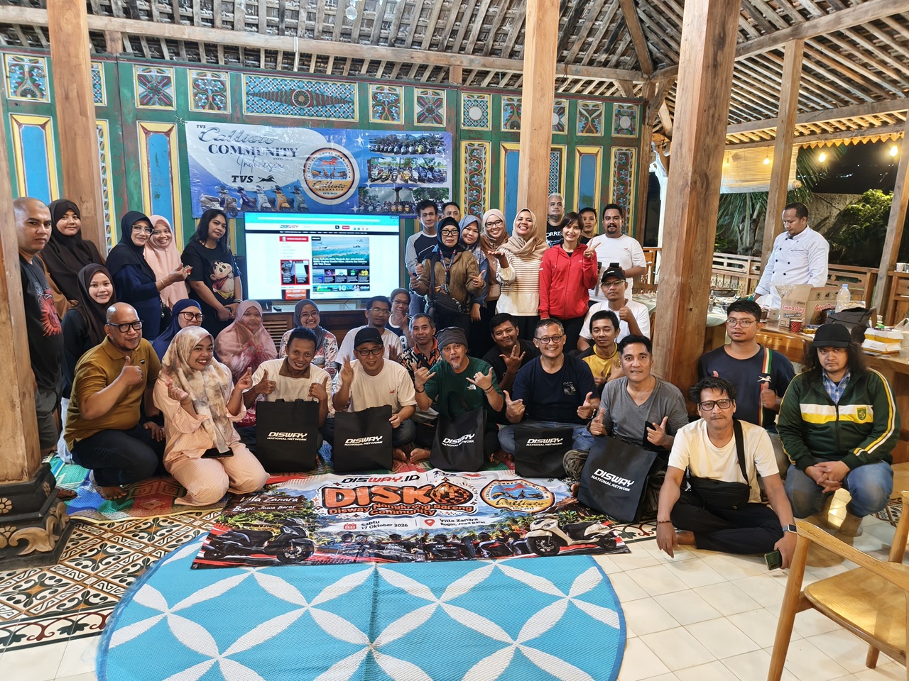 Peserta dan tim Disway bersama anggota TVS Callisto Owner Community saat acara Disko di Puncak