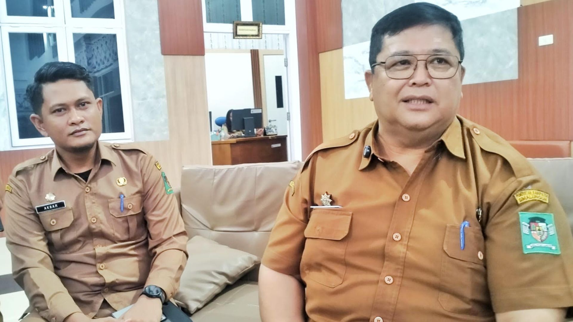 Sekda Mixnon Andreas Simamora memberikan klarifikasi di Kantor Bupati Simalungun
