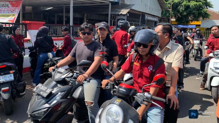 Aksi mahasiswa IMM di depan Pemkab Jember menuntut solusi pendidikan