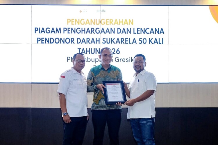 Pendonor darah menerima penghargaan atas 50 kali donor di Gresik