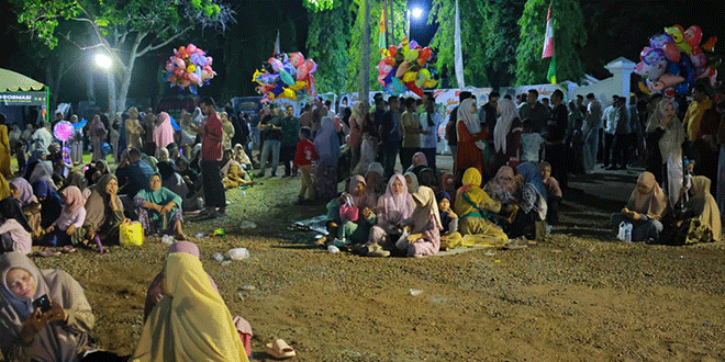 Kerumunan warga menghadiri pembukaan MTQ ke-35 Aceh Besar di Lapangan Bung Cala