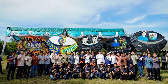 Peserta menerbangkan layang-layang di Pantai Sejarah Kabupaten Batubara
