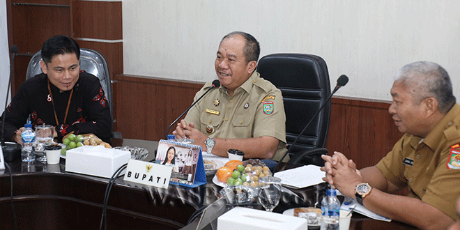 Bupati dan Sekdakab memberi pemaparan saat exit meeting audit BPK di Asahan