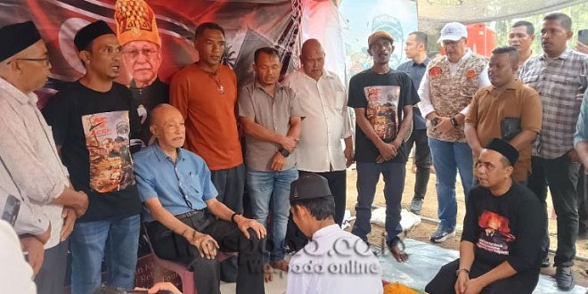 Wali Nanggroe Malik Mahmud Al Haytar disambut peusijuek di Basecamp Aceh Foundation Idi Cut
