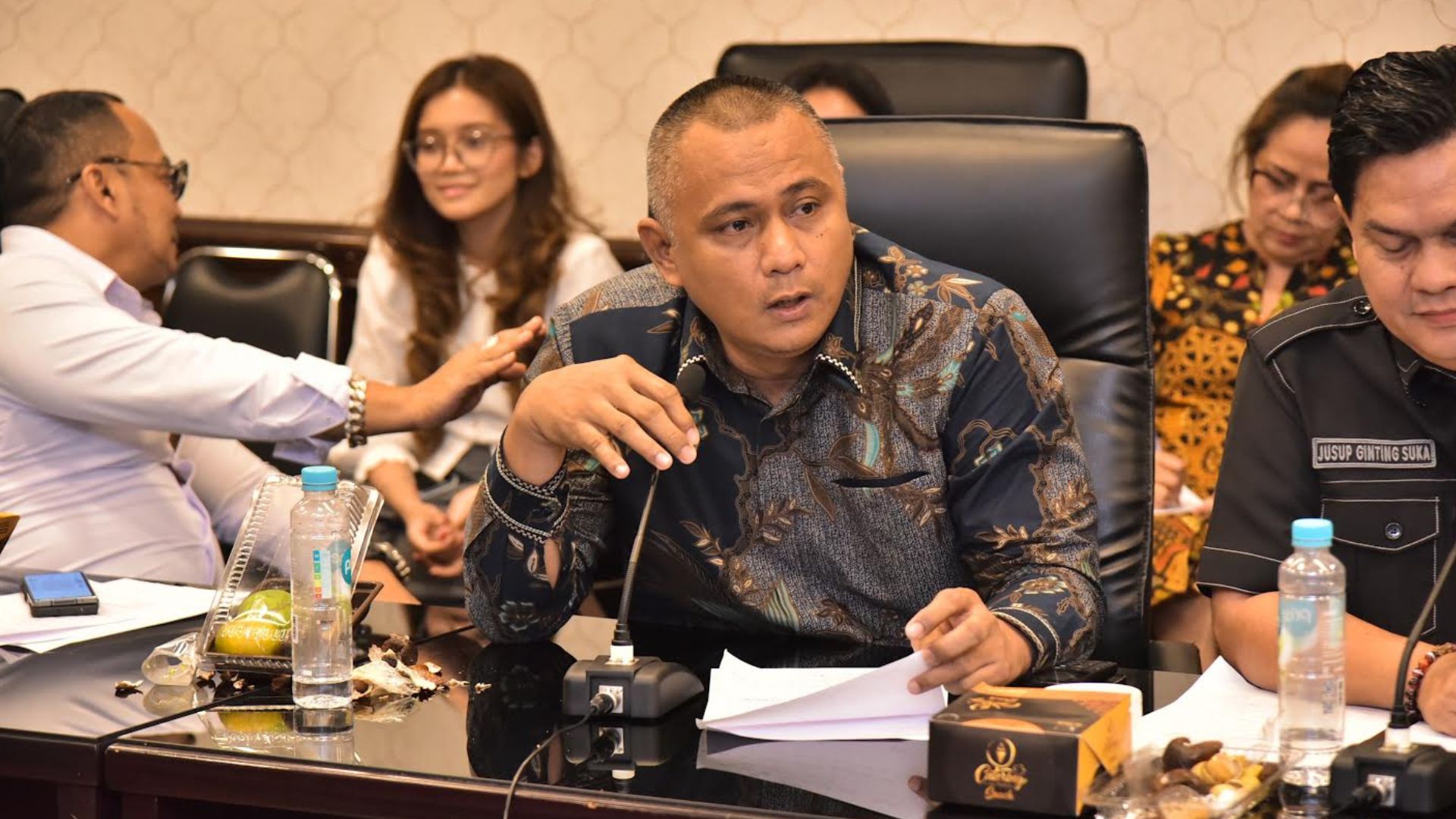 Genangan air dan kemacetan di Jalan Letda Sujono, Medan, saat hujan