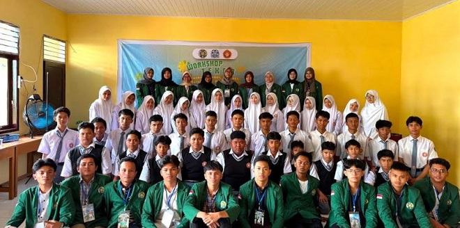 Workshop TEKAD: mahasiswa dan siswa SMKS memberikan pelatihan desain untuk UMKM