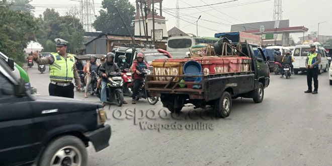 Personel Satlantas mengatur lalu lintas pagi di Doloksanggul untuk mengurai kemacetan