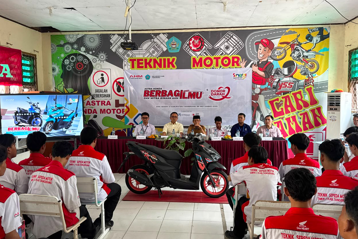 Siswa SMK mengikuti sesi Astra Honda Berbagi Ilmu tentang teknologi Honda Vario 125