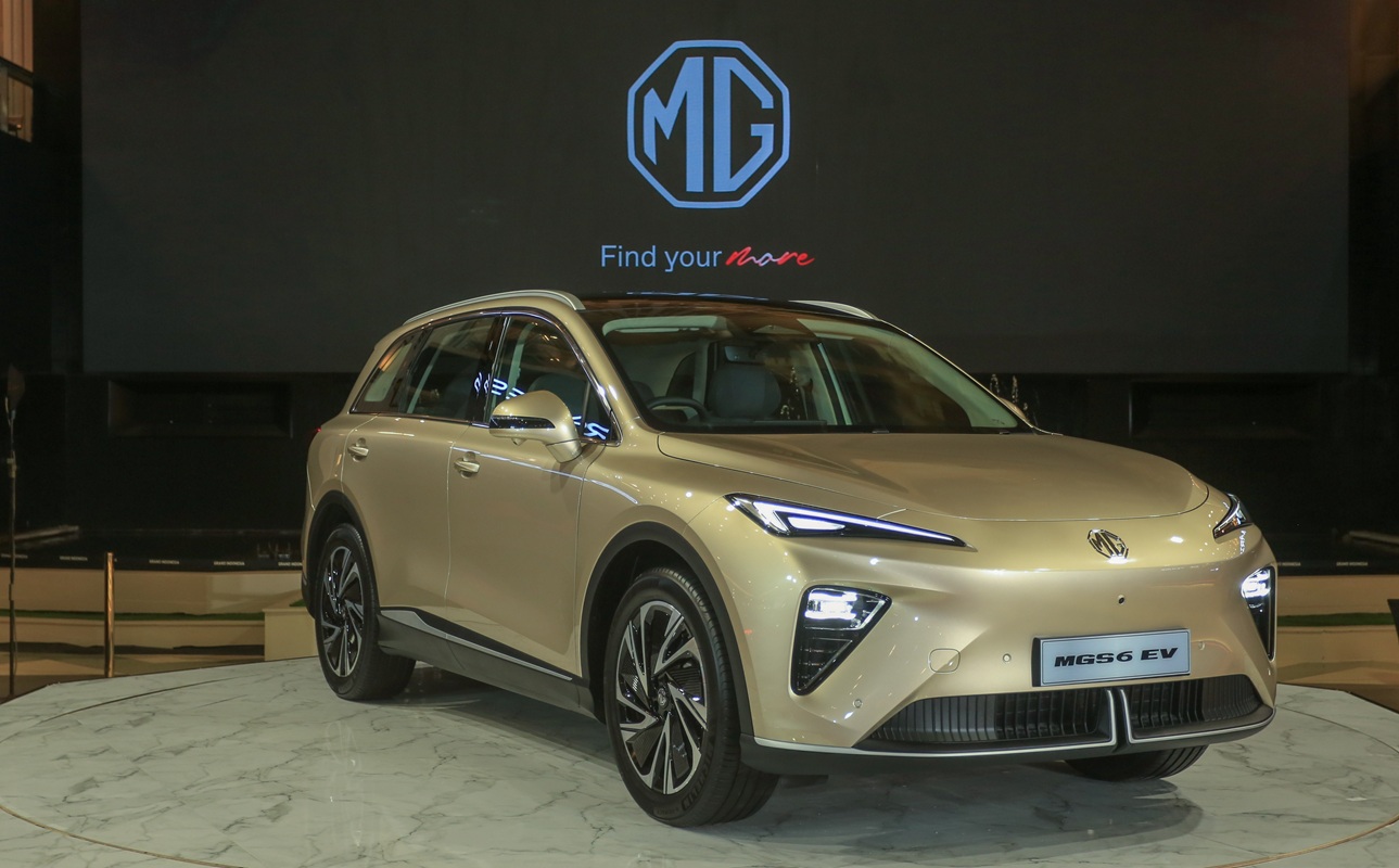 MG MGS6 EV warna merah menampilkan desain depan ramping dan velg 20 inci