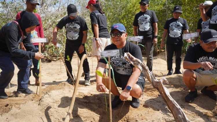 Generasi muda ikut merehabilitasi mangrove di Clungup Mangrove Conservation Malang