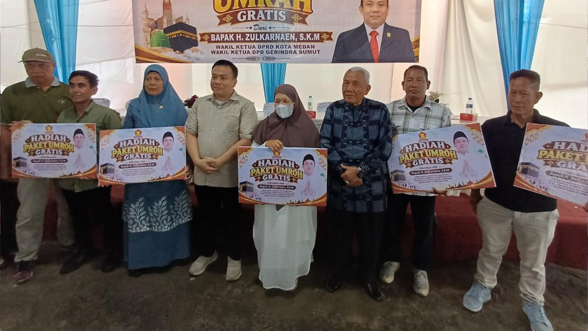 Penyerahan hadiah umrah gratis oleh Zulkarnaen kepada tujuh warga Medan di Pulo Brayan