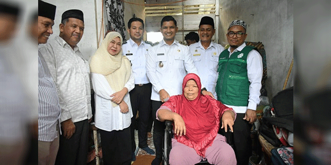 Wakil Wali Kota Banda Aceh menyerahkan kursi roda kepada tiga warga Lueng Bata