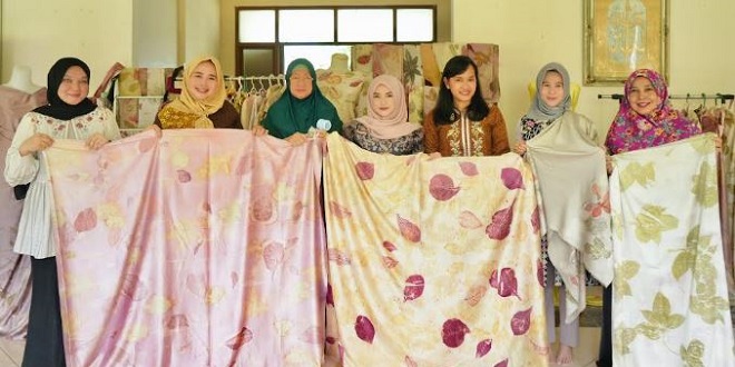 Ketua Dekranasda Sabang praktik membuat ecoprint bersama pengrajin di Wisma Zahira