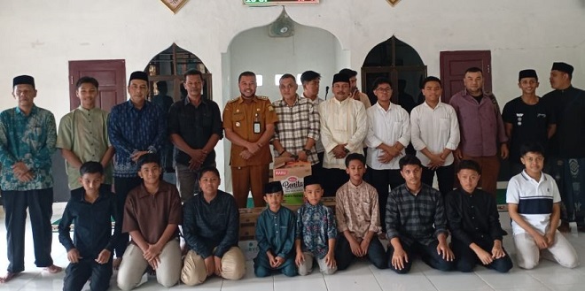 Camat Lhoknga memberi semangat kepada kafilah Lhoknga saat MTQ Aceh Besar 2026