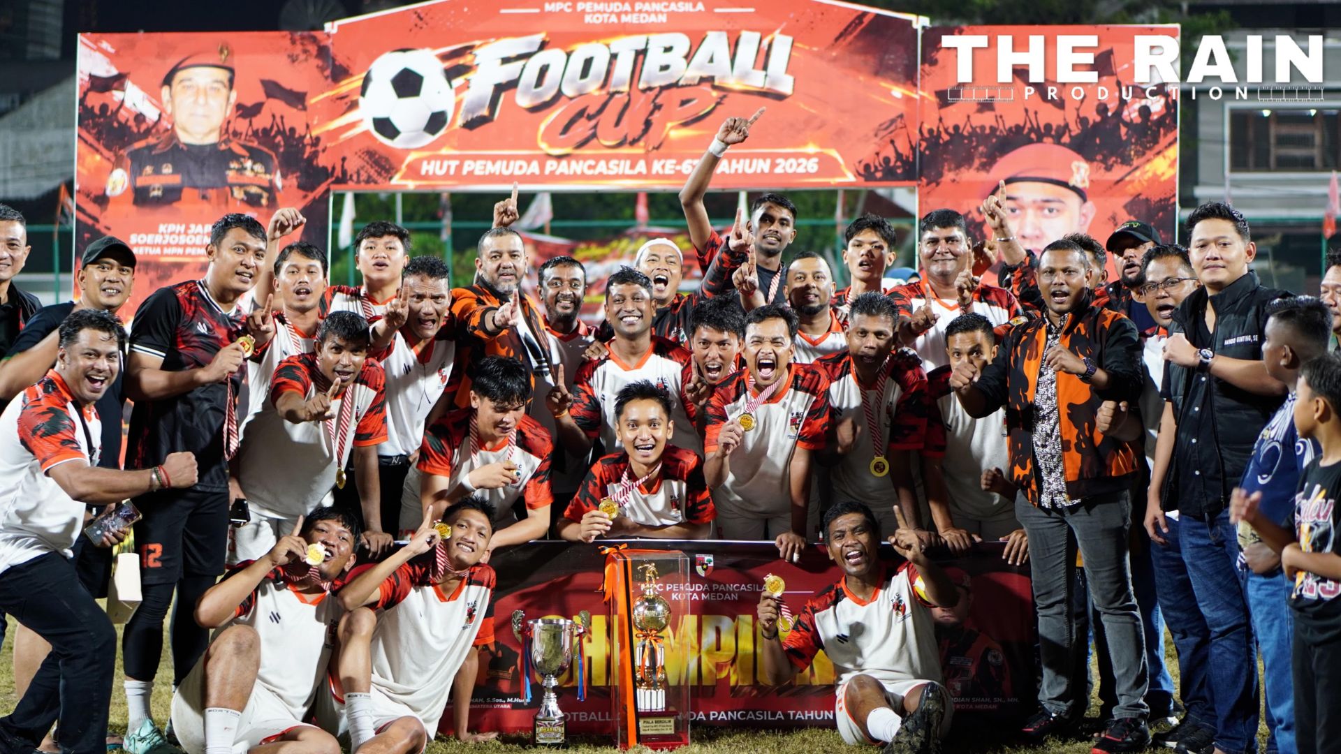 Pemain Medan Polonia merayakan kemenangan Football Cup 2026 di Stadion Kebun Bunga